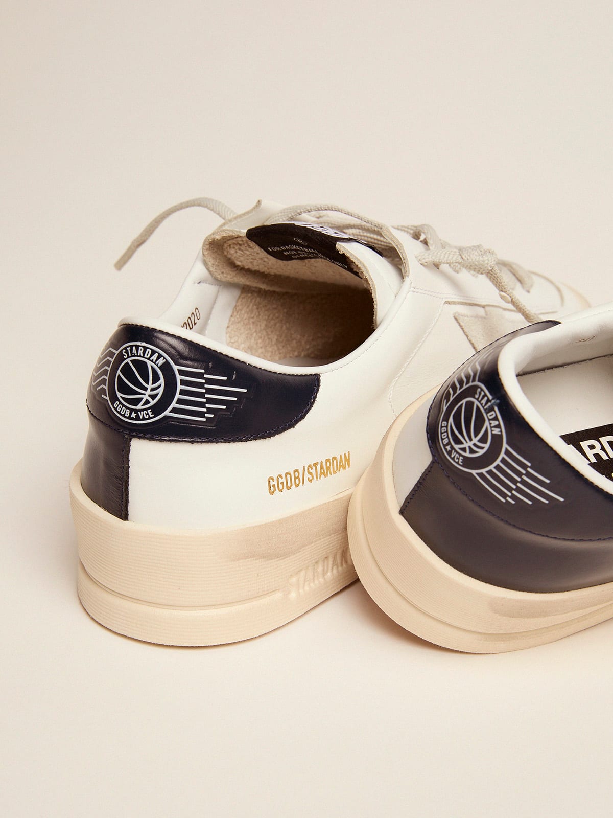 Stardan mit Stern aus eisgrauem Rauleder und navy blau Ferse