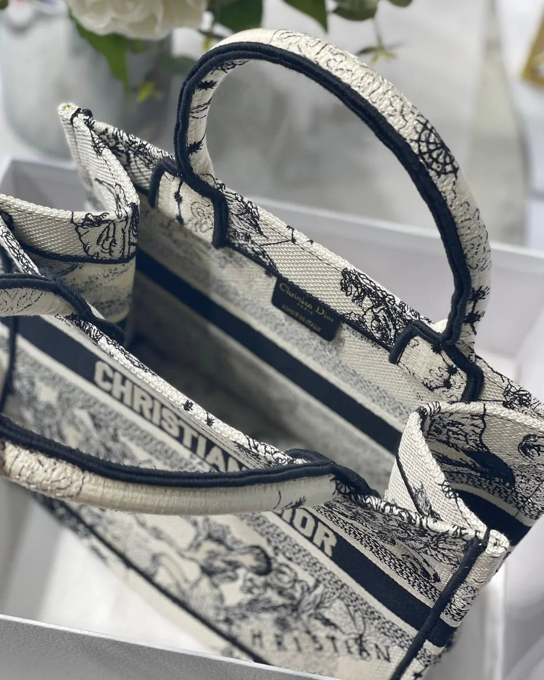 DIOR BOOK TOTE WEISS SCHWARZ
