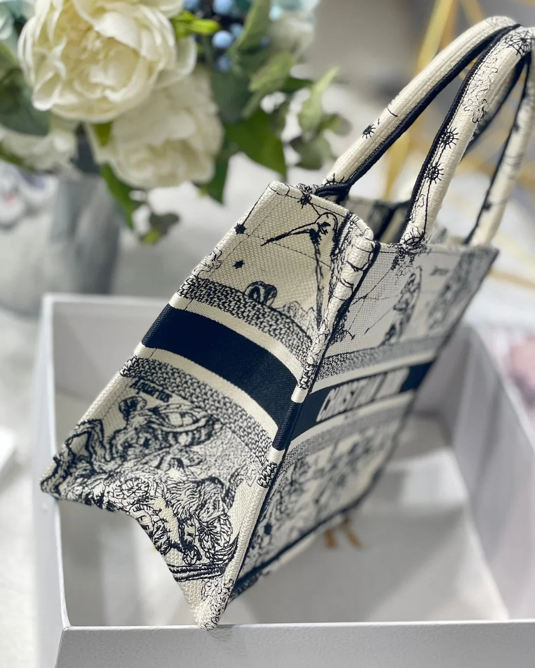 DIOR BOOK TOTE WEISS SCHWARZ