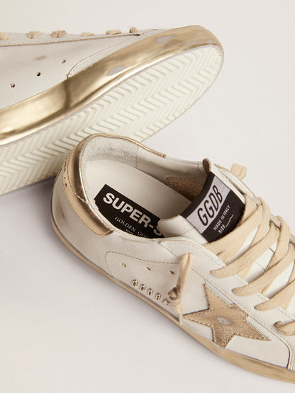 Super-Star mit goldfunkelndem Foxing und Metallnieten-Schriftzug