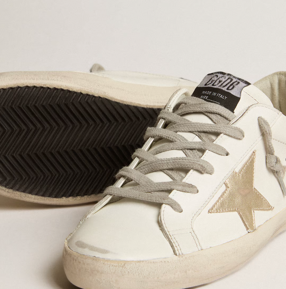 Super-Star mit goldfarbenem Stern und schwarzem Glitzer an der Ferse