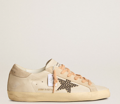 Super-Star LTD aus Leder mit beigefarbenem Raulederstern und Nieten aus dem Hause Swarovski