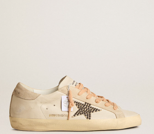 Super-Star LTD aus Leder mit beigefarbenem Raulederstern und Nieten aus dem Hause Swarovski