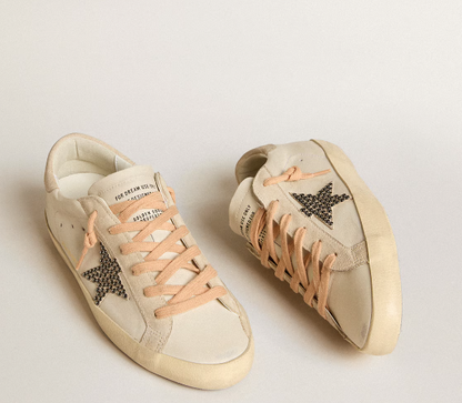 Super-Star LTD aus Leder mit beigefarbenem Raulederstern und Nieten aus dem Hause Swarovski