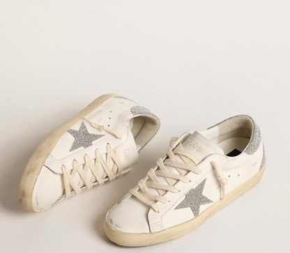 Super-Star mit silberfarbenen Swarovski-Kristallen an Stern und Ferse
