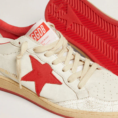 Ball Star aus weißem Leder mit Stern und Ferse in Rot
